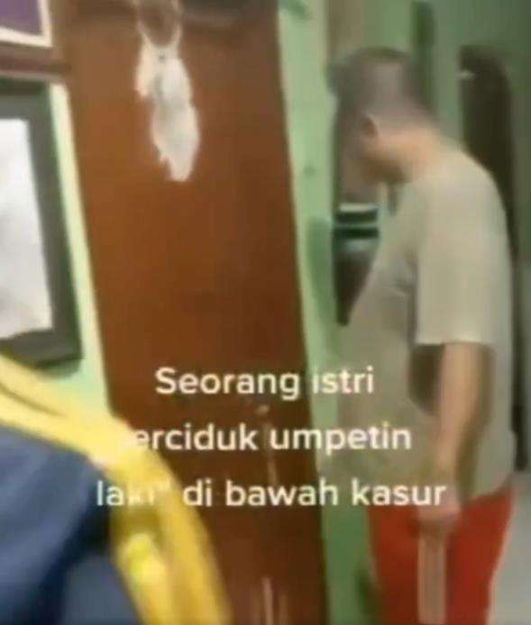 Momen istri keciduk suami sembunyikan pria simpanan di bawah kasur.