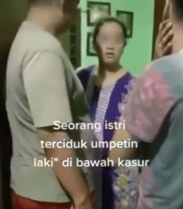 Momen istri keciduk suami sembunyikan pria simpanan di bawah kasur.