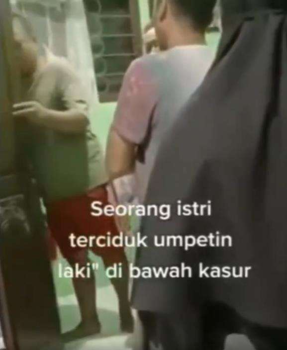 Momen istri keciduk suami sembunyikan pria simpanan di bawah kasur.
