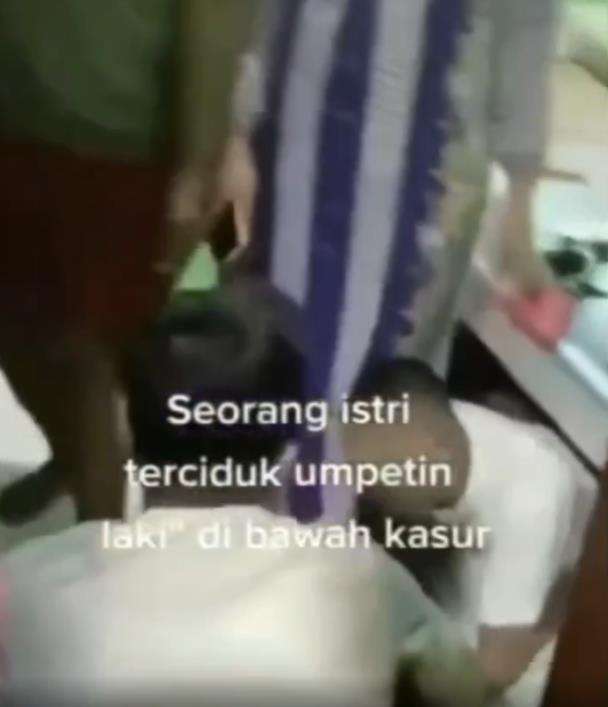 Momen istri keciduk suami sembunyikan pria simpanan di bawah kasur.