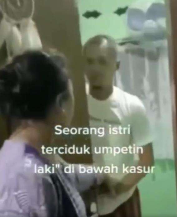 Momen istri keciduk suami sembunyikan pria simpanan di bawah kasur.