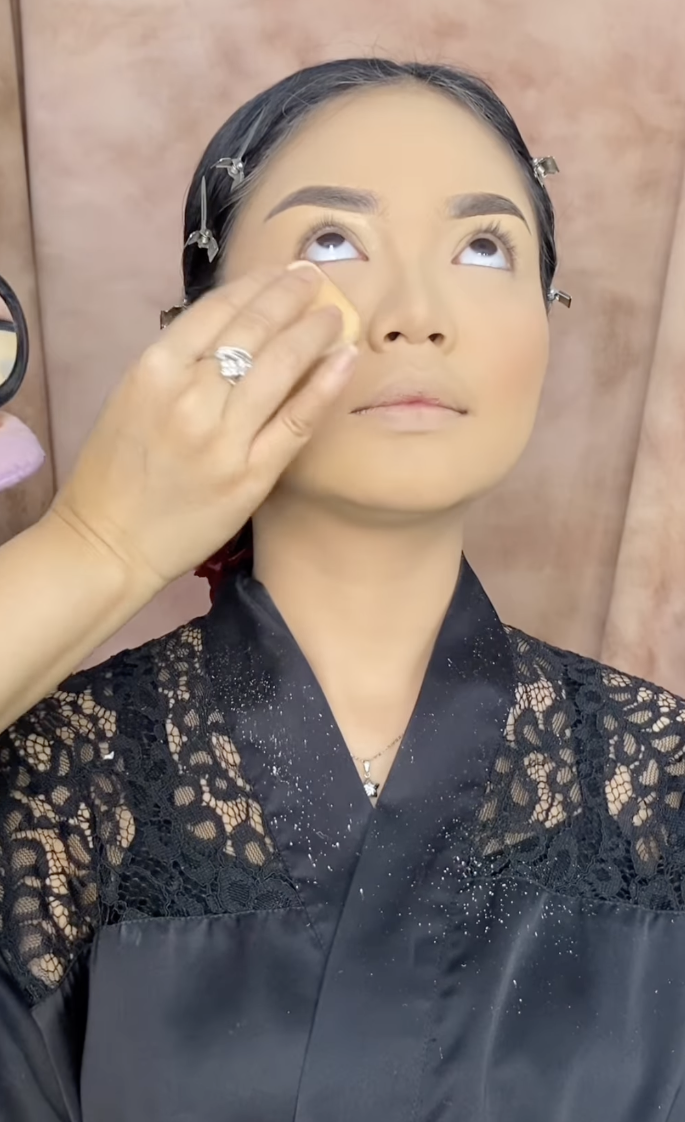 Memakai Compact Powder