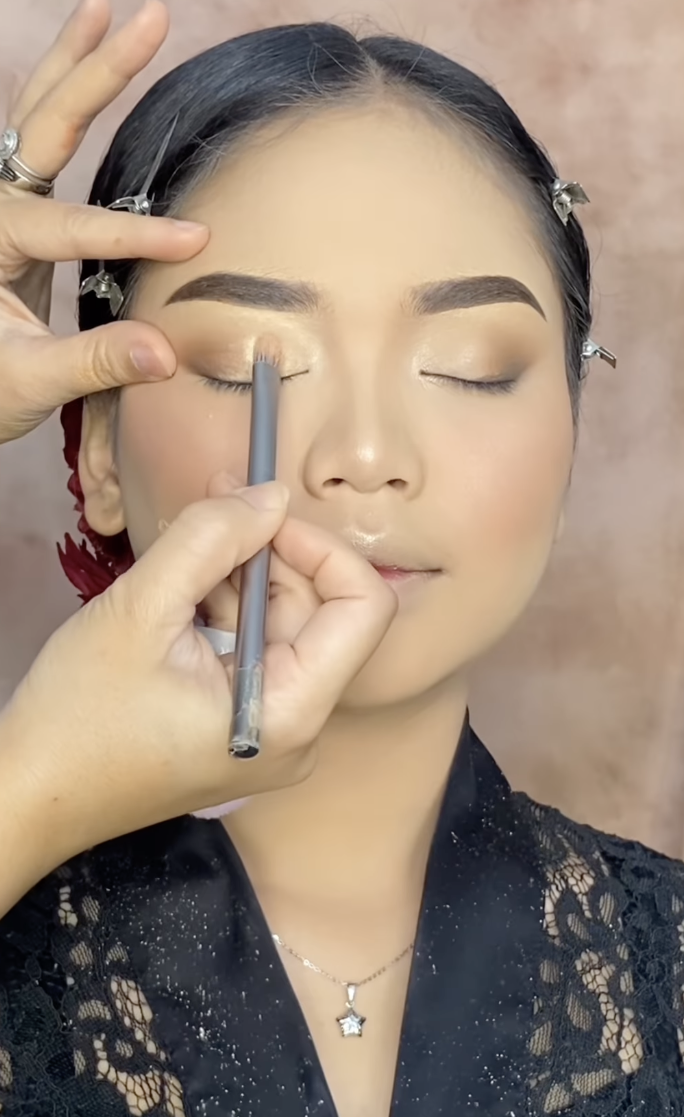 Memakai Shimmer Eyeshadow