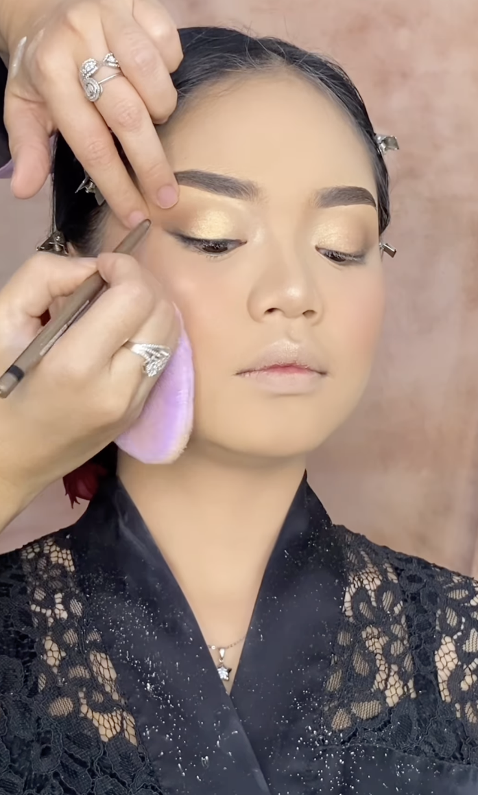 Membuat Wing Eyeliner