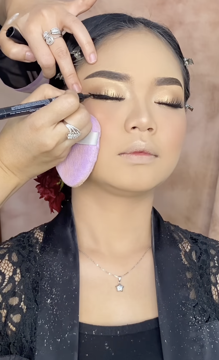 Memakai Eyeliner