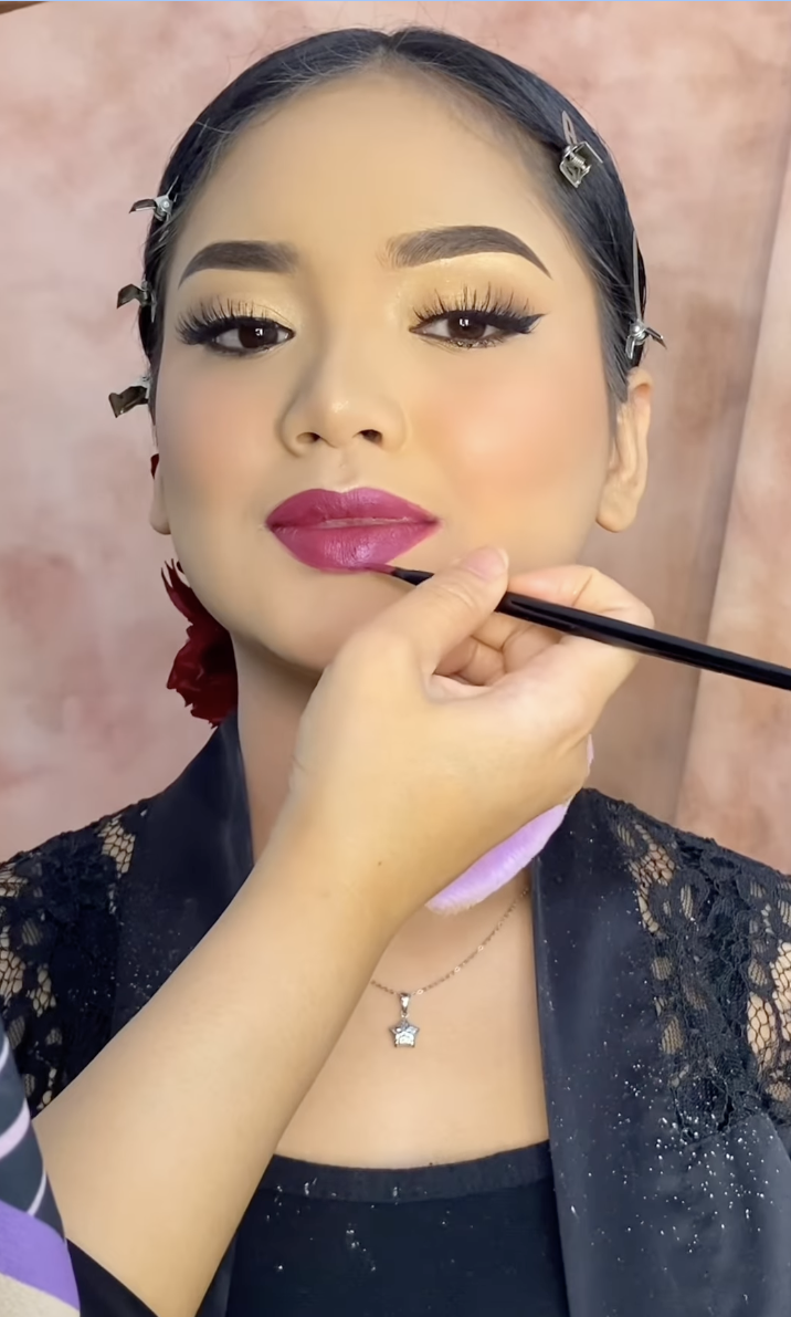 Memakai Lipstik