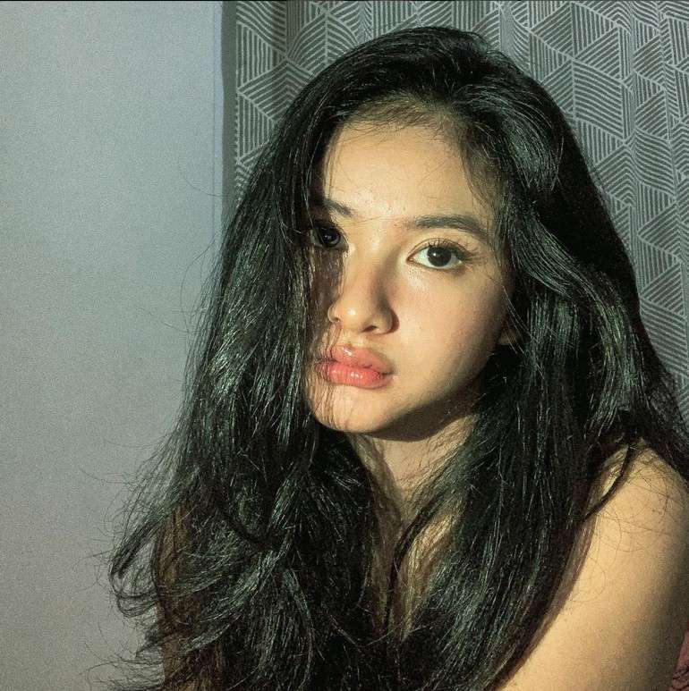 Potret Adinda polos tanpa riasan makeup