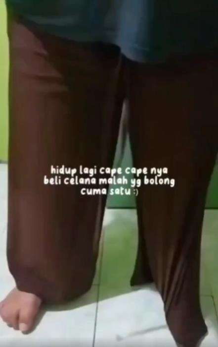 Beli celana online bagian bawah yang bolong cuma satu.