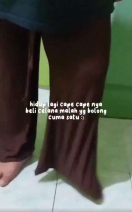 Beli celana online bagian bawah yang bolong cuma satu.