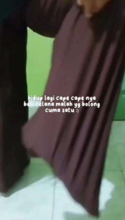 Beli celana online bagian bawah yang bolong cuma satu.