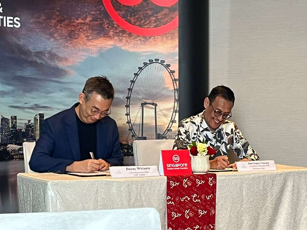 Mr. Danny Wirianto - CMO GDP Venture (Left) & Mr. John Gregory Conceicao - Executive Director STB Southeast Asia (Right)