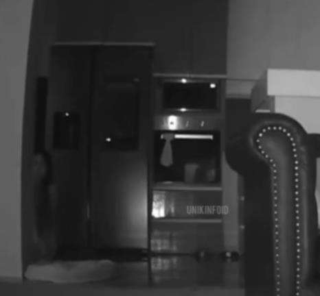 Penampakan makhluk bersimpuh di belakang tembok saat nonton TV sendirian.