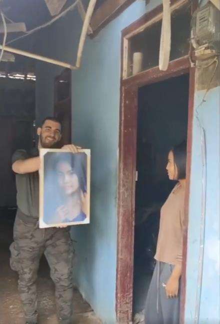 Penampakan gadis desa bermata indah warna biru.