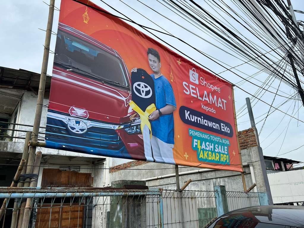 Wajah Dua Warga Jakarta Ini Muncul di Baliho Ibukota Usai Menangkan Flash Sale Mobil Rp1