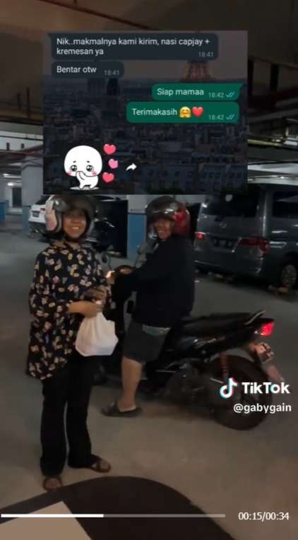 Momen Haru Wanita Selalu Diantarkan Bekal Masakan Ibu Setiap Hari ke Tempat Kerja, Bikin Warganet Iri