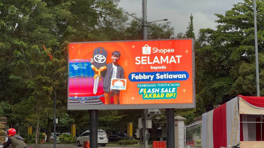 Setelah Mendapatkan Mobil Rp1 di Flash Sale Shopee, Wajah Pria Ini Terpampang di Kawasan Cimahi