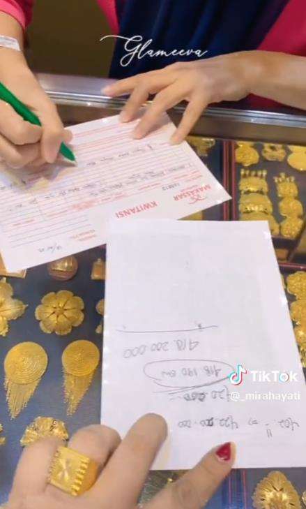 Usai beli tas emas, emak Makassar kini beli kalung Rp418 juta.