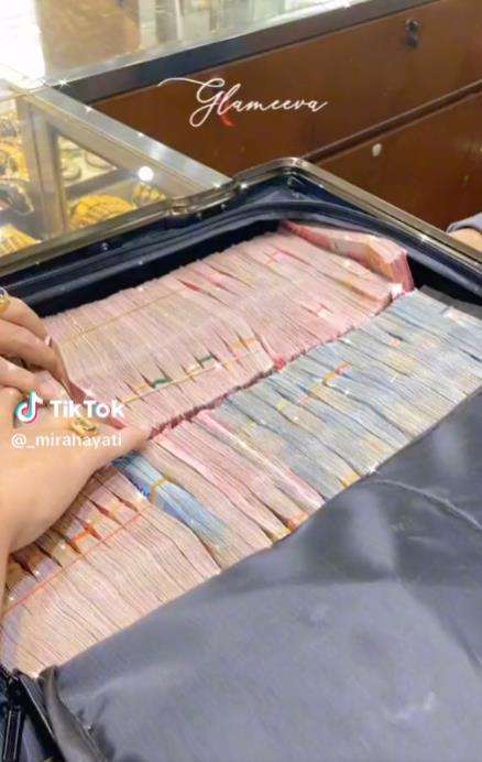 Usai beli tas emas, emak Makassar kini beli kalung Rp418 juta.