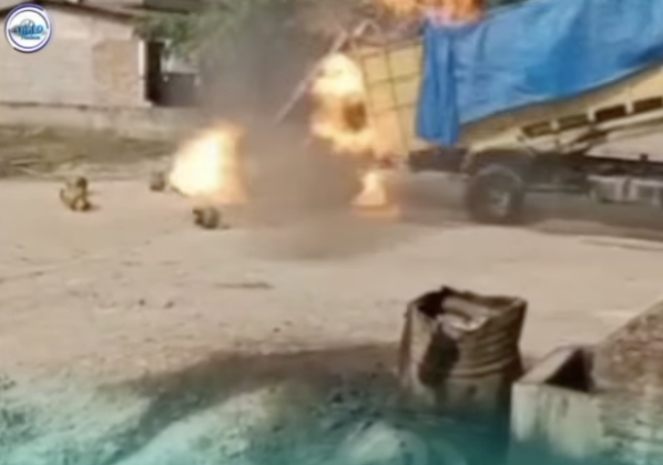 Truk yang Memuat Gas LPG Terbakar