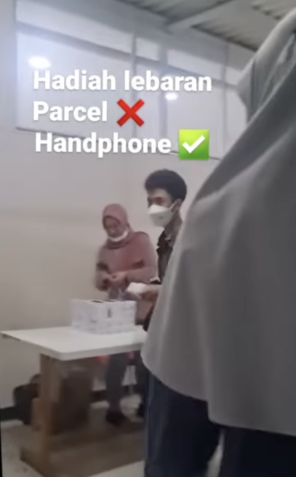 Pabrik Elektronik Bagikan Ponsel untuk Parsel Lebaran