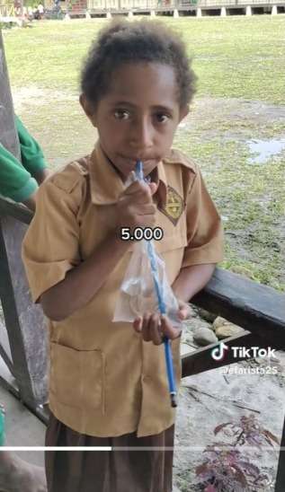 Viral Video Anak SD Papua Beli Air Putih di Plastik Harganya Rp5 Ribu, Warganet: Di sini Bisa Dapat Segalon