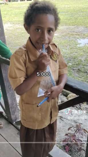 Viral Video Anak SD Papua Beli Air Putih di Plastik Harganya Rp5 Ribu, Warganet: Di sini Bisa Dapat Segalon