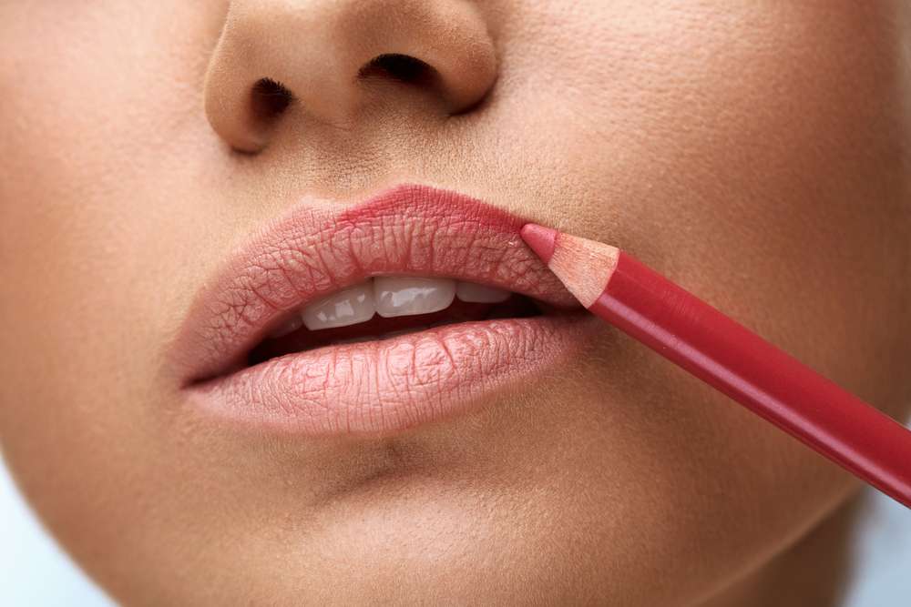 Memakai Lip Liner