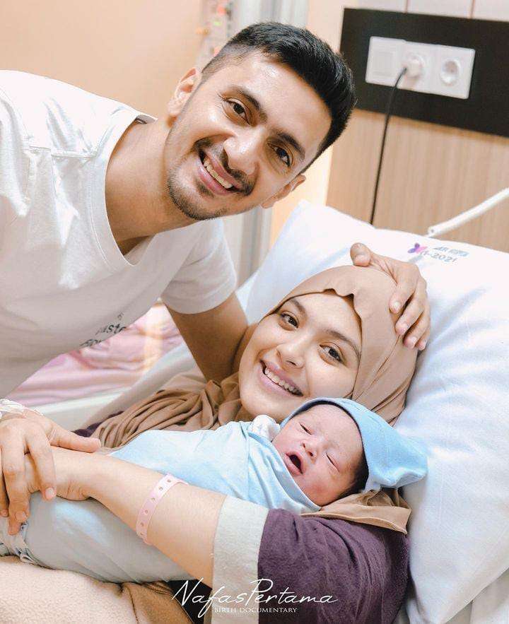 Potret Vebby Palwinta Melahirkan Anak Kedua