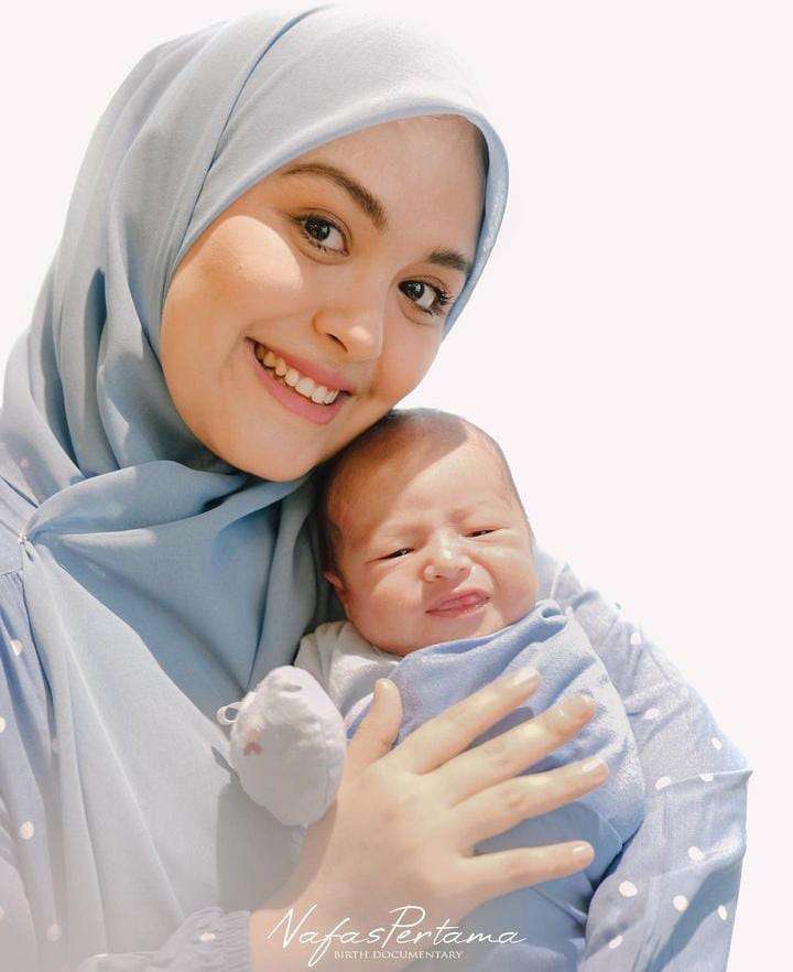 Potret Vebby Palwinta Melahirkan Anak Kedua