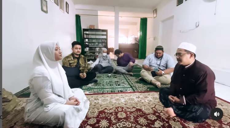 Potret Nadya Holscher adik Nathalie mualaf