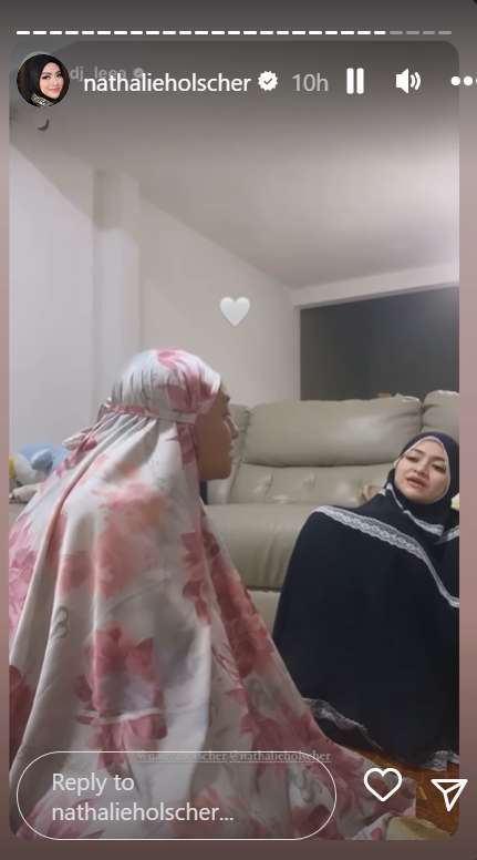 Potret Nadya Holscher adik Nathalie mualaf