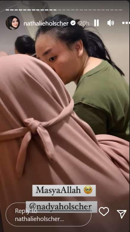 Potret Nadya Holscher adik Nathalie mualaf