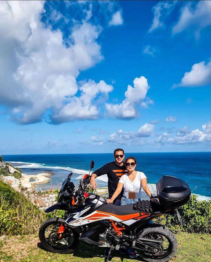 Potret Ari Wibowo dan Istri