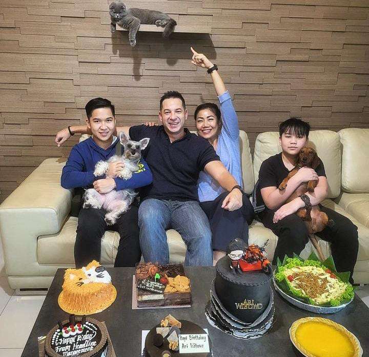 Potret Ari Wibowo dan Istri