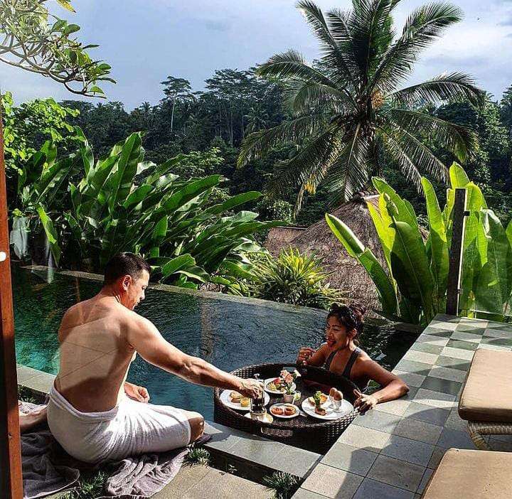 Potret Ari Wibowo dan Istri