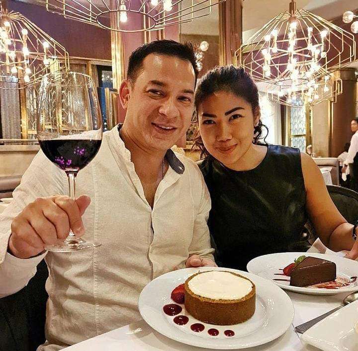 Potret Ari Wibowo dan Istri