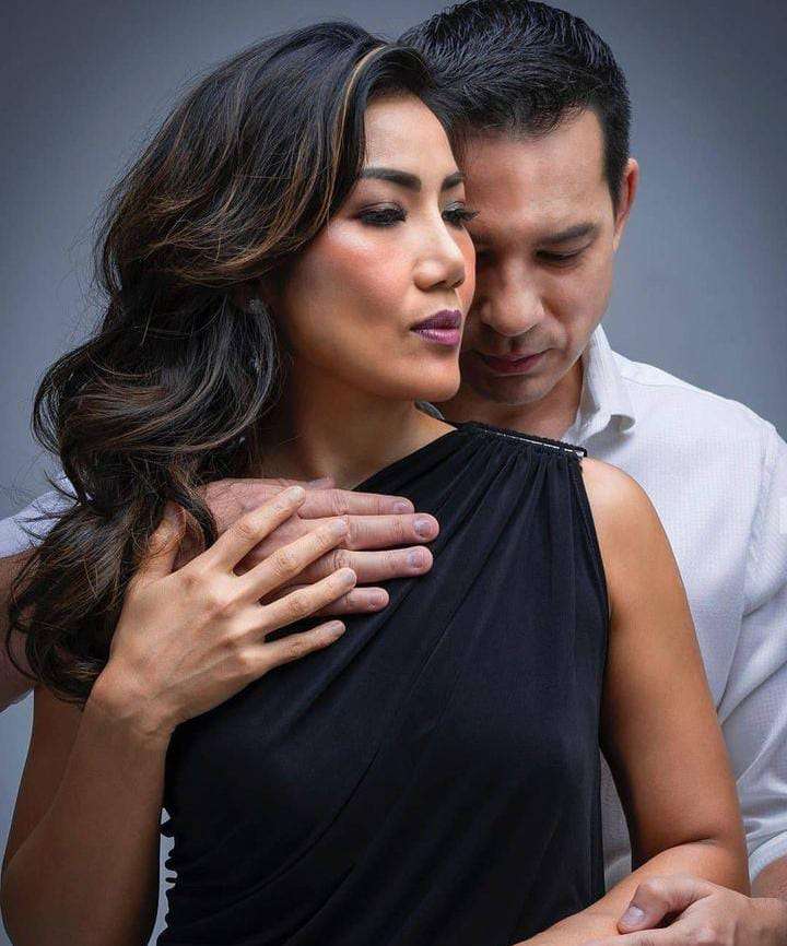 Potret Ari Wibowo dan Istri