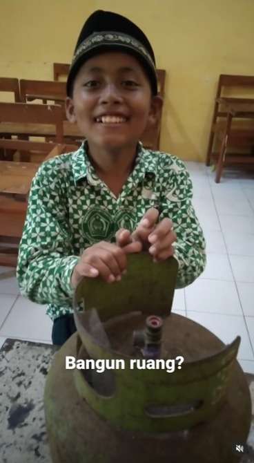 Momen Kocak Anak SD Dapat Tugas Bangun Ruang, Benda yang Dibawa Diluar Prediksi!