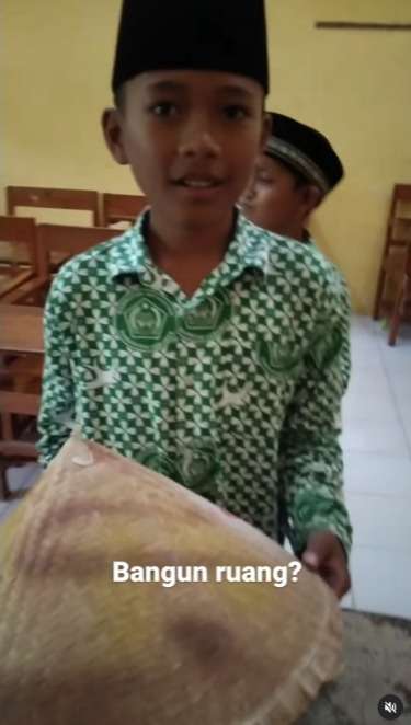 Momen Kocak Anak SD Dapat Tugas Bangun Ruang, Benda yang Dibawa Diluar Prediksi!