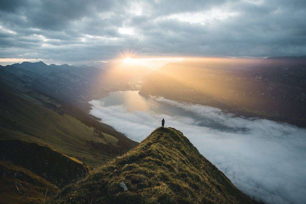 Hiking adalah olahraga untuk menikmati alam Swiss yang indah