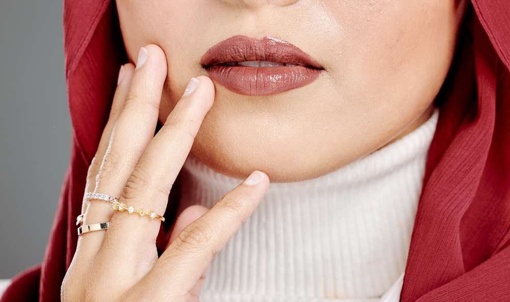 Memakai Lipstik Merah