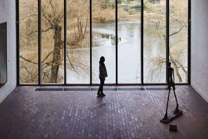 Di Denmark, hanya sedikit yang memiliki terlalu banyak, dan lebih sedikit lagi yang memiliki terlalu sedikit.