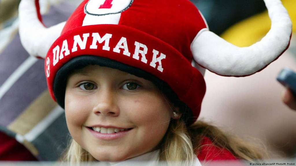 Gadis kecil di Denmark dengan senyum bahagianya