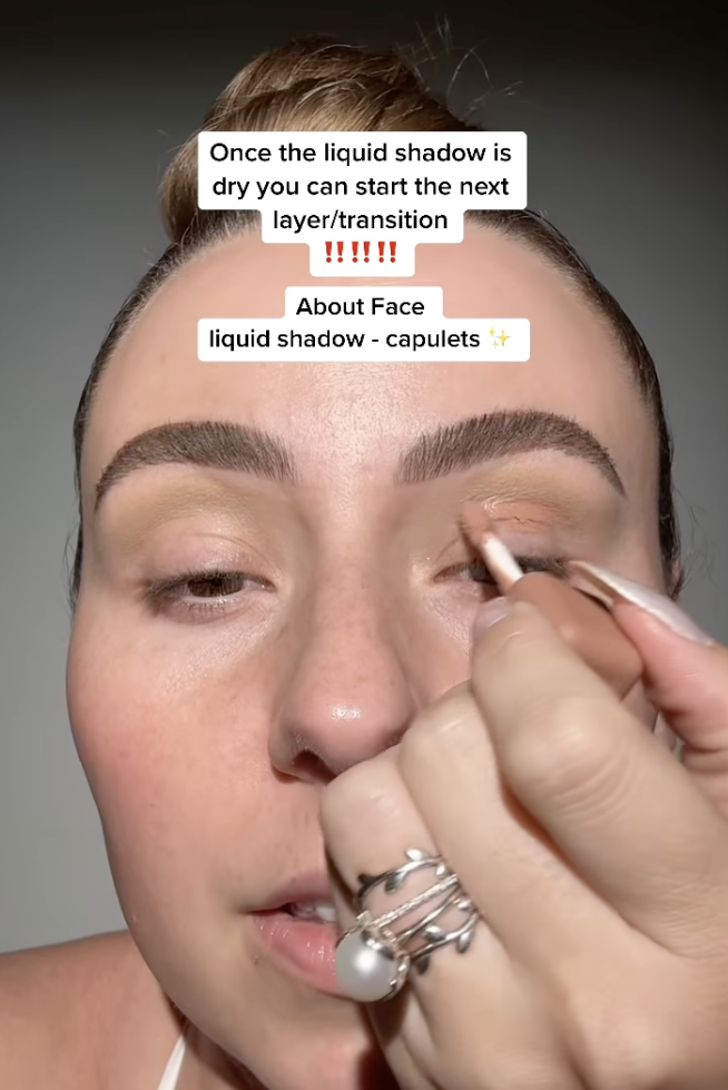Memakai Eyeshadow