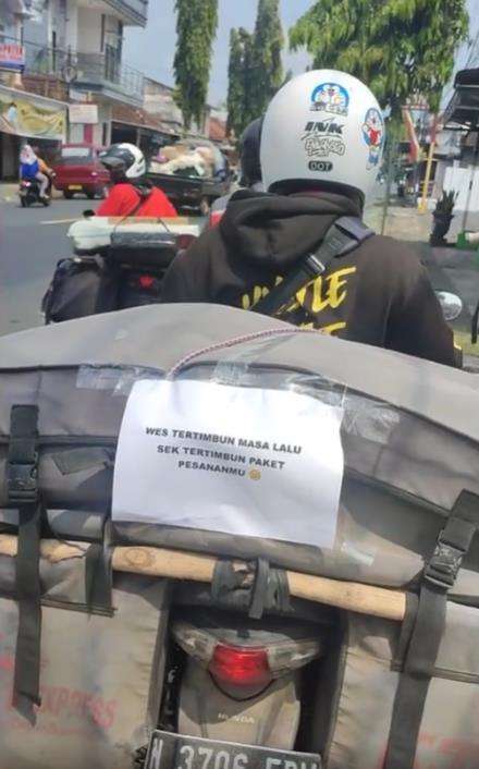 Kurir ngeluh karena kiriman paket menumpuk jelang Lebaran.