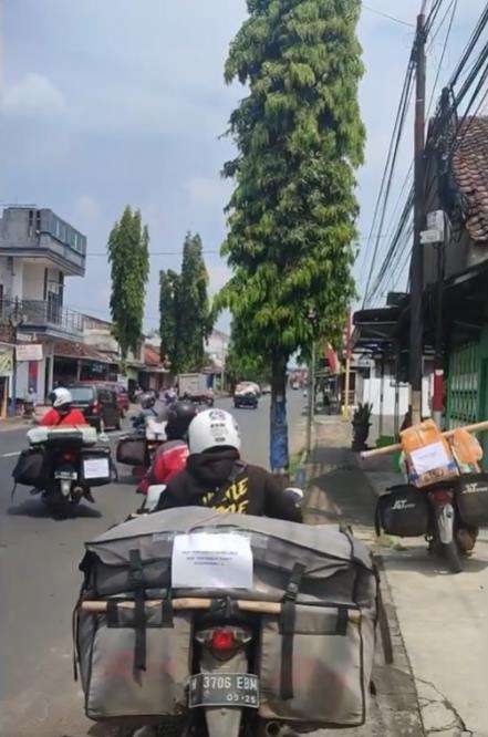 Kurir ngeluh karena kiriman paket menumpuk jelang Lebaran.