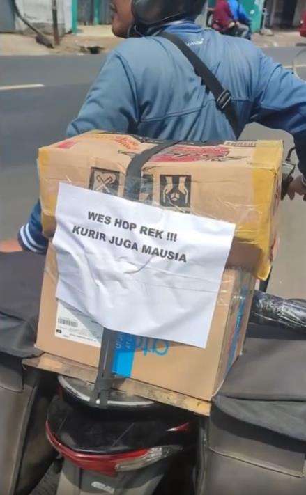 Kurir ngeluh karena kiriman paket menumpuk jelang Lebaran.