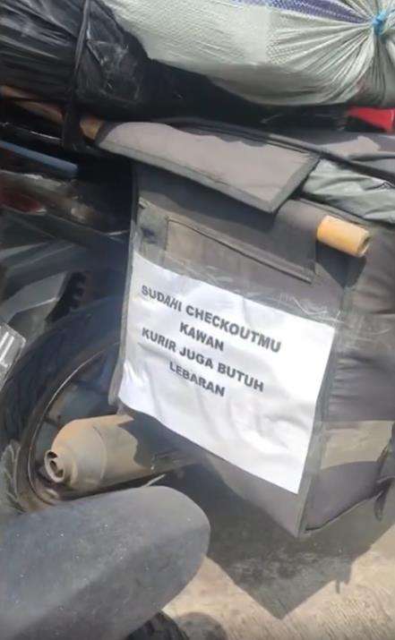 Kurir ngeluh karena kiriman paket menumpuk jelang Lebaran.
