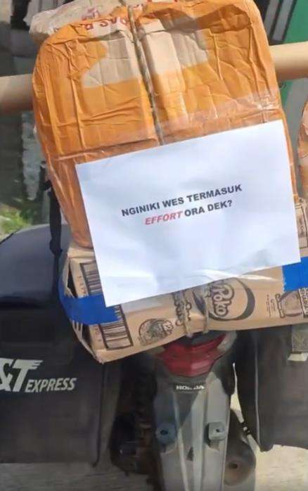 Kurir ngeluh karena kiriman paket menumpuk jelang Lebaran.