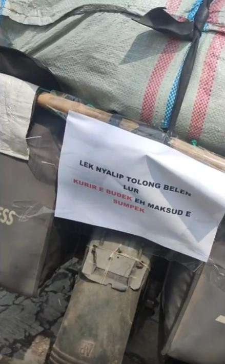 Kurir ngeluh karena kiriman paket menumpuk jelang Lebaran.